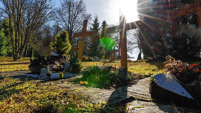 Blick auf einen Friedhof (hier in der Radolfzeller Kernstadt). In Böhringen wurden Gräber auf dem Friedhof beschädigt. (Archivbild)