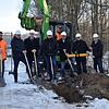 Sie freuen sich über den Spatenstich (von links): Dietmar Umhauer (Firma Senn), Johann Stoiber (Firma Senn), Bürgermeister Florian ...