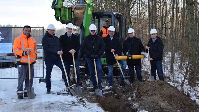 Sie freuen sich über den Spatenstich (von links): Dietmar Umhauer (Firma Senn), Johann Stoiber (Firma Senn), Bürgermeister Florian ...