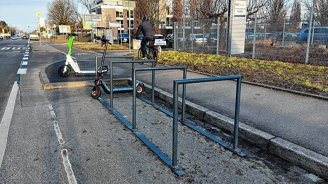 Kritik hatte es gehagelt, als die Stadt im Jahr 2022 an 25 Bushaltestellen Fahrradbügel installierte, die nicht genutzt wurden, wie hier ...