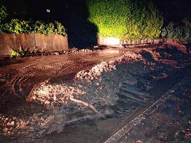 Und so sah es in der Nacht aus. Schlamm und Geröll bedecken die Fahrbahn.