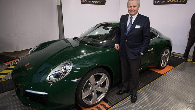 Der Porsche-Aufsichtsratsvorsitzende Wolfgang Porsche steht im Porsche-Stammwerk in Stuttgart-Zuffenhausenwährend eines Porsche ...