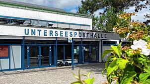 Der Eingangsbereich der Unterseesporthalle. Sie ist eine von zwei Hallen, die Schäden durch das Unwetter erlitten hat. Das hat Folgen ...