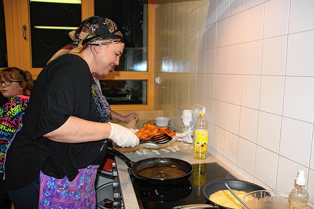 Die ukrainischen Frauen steuerten in Fett gebackene Verhuhny bei.