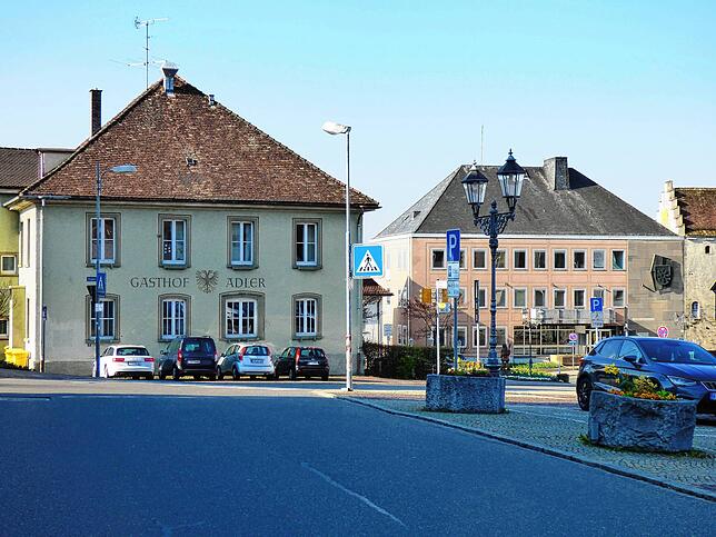 &bdquo;Adler&ldquo; und Rathaus (rechts), hier auf einem Archivbild, waren früher der Mittelpunkt des öffentlichen Lebens in Markdorf. ...