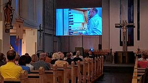 Das Spiel der Organisten ist auf der Leinwand sichtbar gemacht. Foto: Barbara Götz