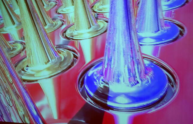 Der Künstler als Animator: In Tobias Eders Film &bdquo;Reflektion&ldquo; spiegelt sich alles gegenseitig, und aus Hütchen werden ...