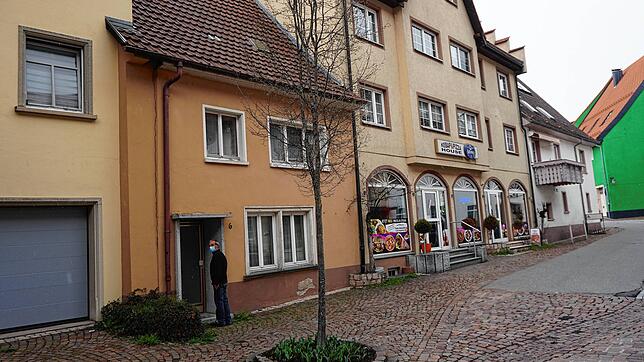 Walter Hauser steht vor dem Eingang des Schlenkerhauses unweit seines Schreibwarengeschäfts. Er erinnert sich noch an die Tage, als hier ...