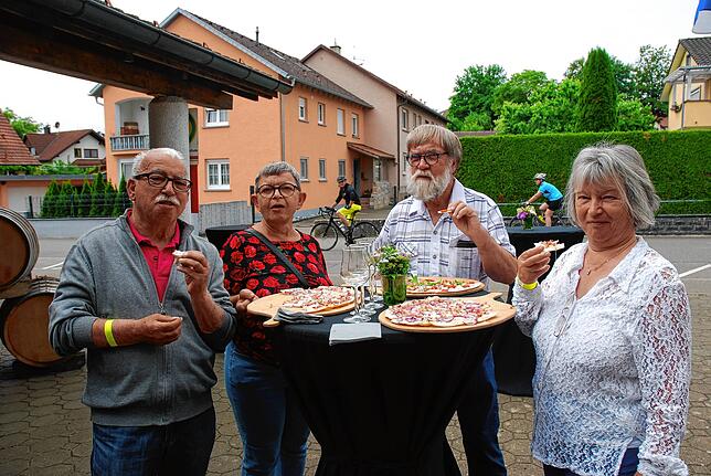 Zuhause fiel das Mittagessen aus. Der Flammkuchen an der Erzinger Weinmesse schmeckte hervorragend.