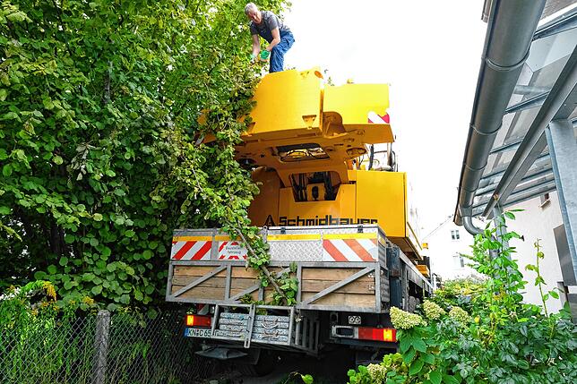 Nur sehr langsam und extrem vorsichtig kommt der Koloss die etwa 30 Meter lange Gasse Stück für Stück entlang. Dabei passt die Breite ...