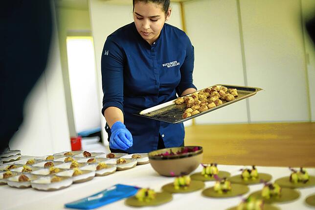 Beim Fachtag wurde auch gut gegessen: Mariam El Ouachani, Mitarbeiterin bei Buchinger Wilhelmi, serviert Auberginen-Kroketten mit roter ...