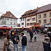 Am frühen Nachmittag ist der Andrang noch überschaubar. Zum Essen und Trinken sind aber schon Besucher auf dem Weihnachtsmarkt ...
