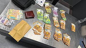 Ab 10.000 Euro müssen Barmittel bei Ein- und Ausreise angemeldet werden. Am Mittwoch haben Zöllner am Flughafen Friedrichshafen ...