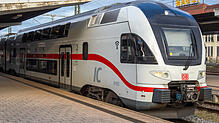 Doppelstock-Züge des Typs Stadler Kiss verkehren auf der Strecke zwischen Stuttgart und Zürich als IC, hier im Bahnhof Singen.