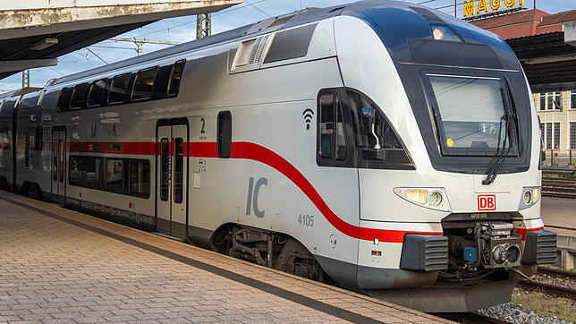 Doppelstock-Züge des Typs Stadler Kiss verkehren auf der Strecke zwischen Stuttgart und Zürich als IC, hier im Bahnhof Singen.
