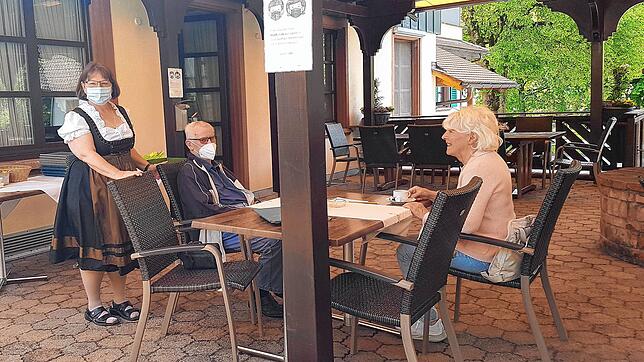 Sabine Hille vom Gasthaus Scheffellinde in Achdorf freut sich, nun endlich wieder Gäste auf der großzügigen Terrasse sowie auch innen ...