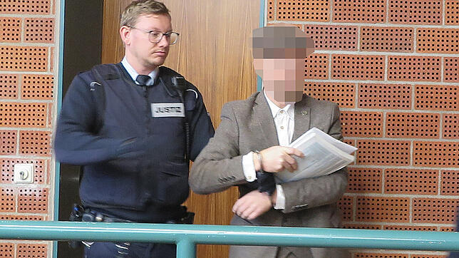 Robert S. wird im Prozess um Jasmin M. in den Sitzungssaal im Landgericht Konstanz geführt.