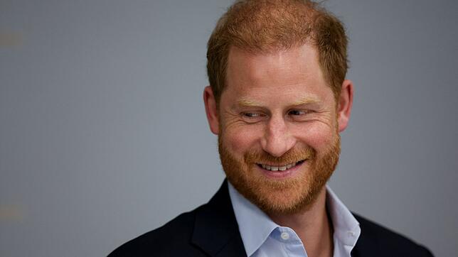 Hat Prinz Harry wieder Grund zu lachen? Britische Medien spekulieren über eine sich abzeichnende Versöhnung mit seinem Vater König Charles.