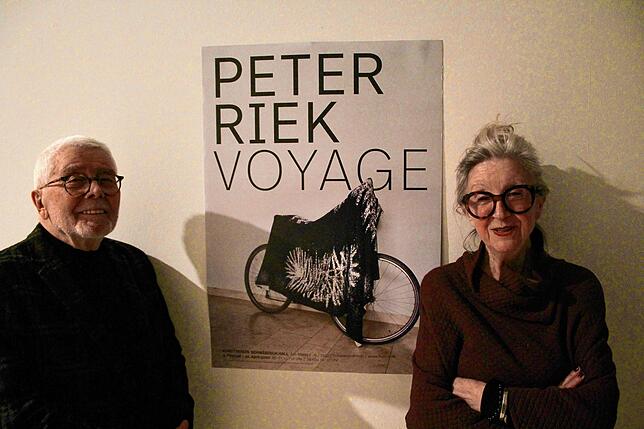 Werner und Helena Vayhinger vor einem Bild von Peter Riek, den sie vor 35 Jahren kennengelernt haben. &bdquo;Helena und Werner Vayhinger ...