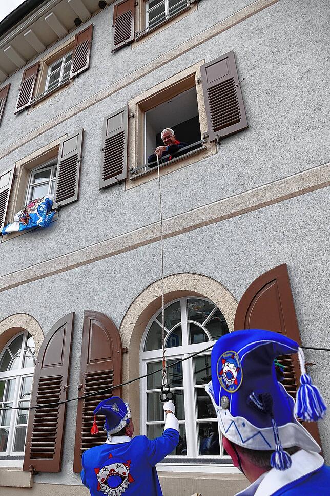 Bürgermeister Marlon Jost hatte keine andere Wahl, als den Rathausschlüssel aus dem Fenster abzuseilen. Narrenvater Clemens Podeswa nahm ...