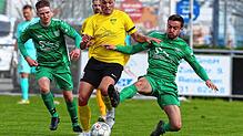 Johannes Blum vom TSV Aach-Linz (rechts) versucht den Öhninger Torschützen Maik Hofbauer vom Ball zu trennen.