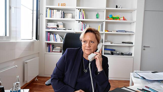 Susanne Eisenmann in ihrem Büro beim Telefon-Interview mit dem SÜDKURIER.