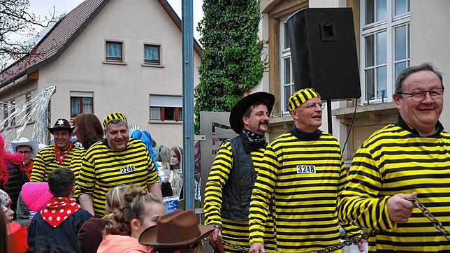Bild : Ganz Steißlingen ein Musical und auf der Bühne liefern sich Robin Hood und Lucky Luke ein Rededuell