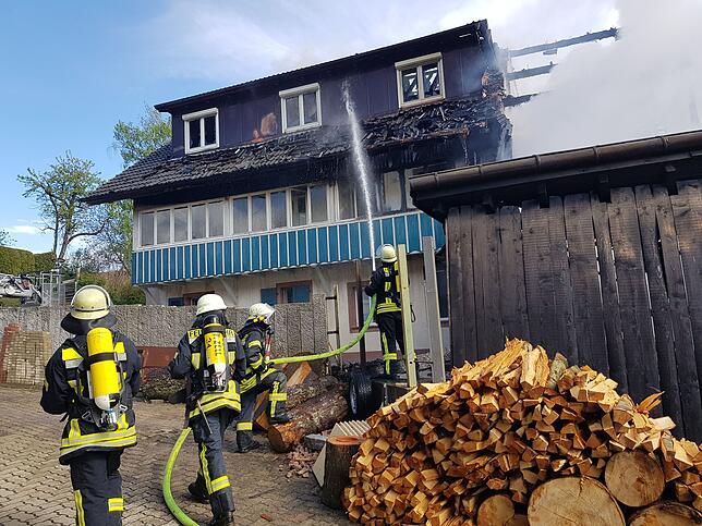 Großbrand in Zell-Gresgen Mit Atemschutzgerät bekämpften die Einsatzkräfte der Feuerwehr die Flammen bei einem Großbrand in Zell-Gresgen.