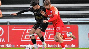 Angelo Rinaldi (FC 08 Villingen, links) im Zweikampf mit Felix Waldraff vom FC Nöttingen. Die Villinger mussten am Freitagabend eine ...