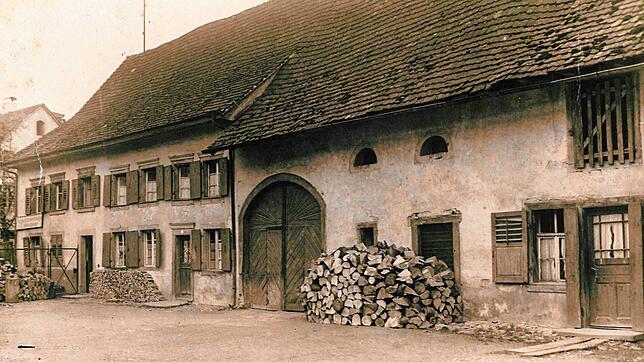 Das von Henke und Dempfle bewohnte Bauernhaus mit zwei Eingängen: Links Henke, rechts Dempfle. Rechts neben dem Scheunentor die zur ...