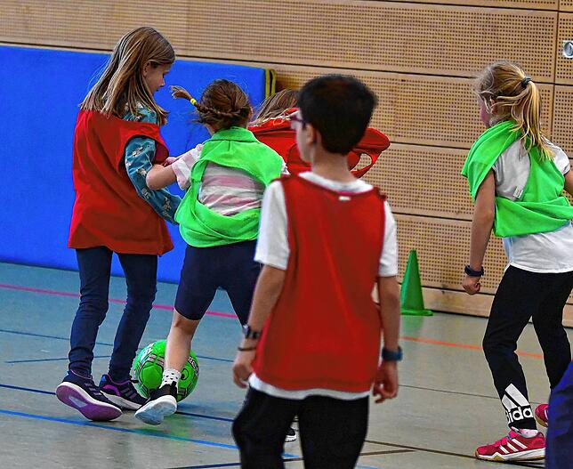 Spaß beim Fußball: Im Sportunterricht der &bdquo;streetkickers39&ldquo; in Lörrach wird Teamgeist und Fairplay groß geschrieben.