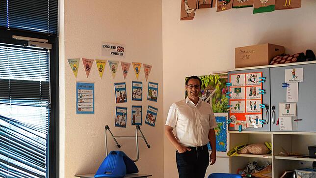In einem der Klassenzimmer der Korbinian-Brodmann-Grundschule steht Hohenfelser Bürgermeister Florian Zindeler vor einer Wand, an welche ...