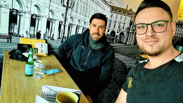 Sami Khedira (links) in der Konstanzer Kaffeebar Romeo mit Besitzer Marco Turchi