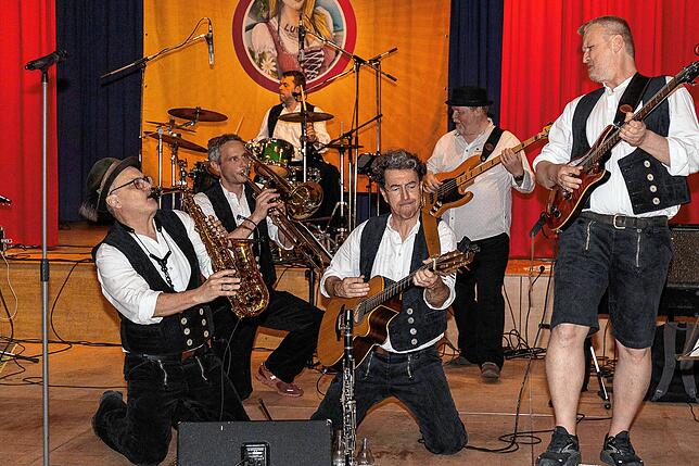 Am 22. April in Heiligenberg (v.l.): Christoph Dörflinger, Simon Frommherz, Thilo Rebmann, Manuel Dörflinger, Gast-Bassist Igor Pfeifer, ...