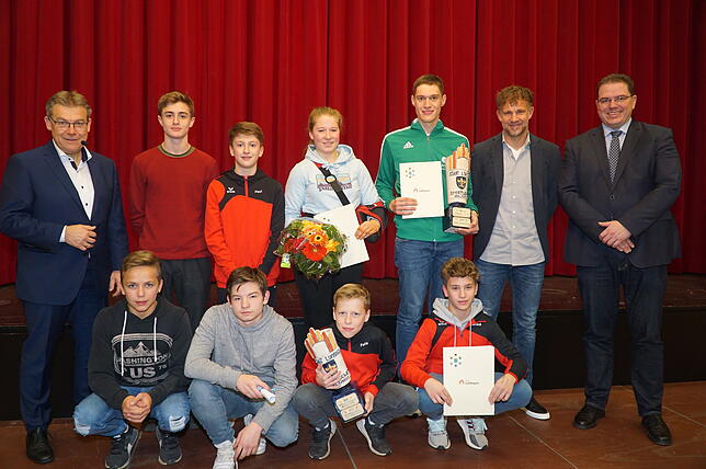 Löffinger Sportler des Jahres 2019 sind Jana Fischer und Laurin Wehrle und die Wettkampfsportgemeinschaft Schwarzwald-Baar. Stehend von ...