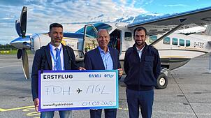 Am Bodensee-Airport ist der erste Flug vom Start-up „Vini by Flyvbird“ gestartet. Von links: Tomislav Lang (Gründer des Start-ups), ...