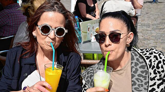 Auch sie wissen diesen Supersonntag in Villingen zu schätzen: Sabine Dräger (links) und Marion Fürderer genießen in der Sonne noch einen ...