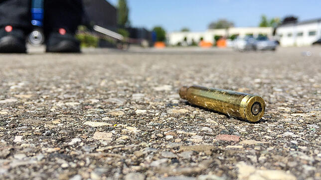 Dutzende Schüsse hat der Täter abgegeben, Patronenhülsen wie diese finden sich nach der Tat in der Nähe der Disco.