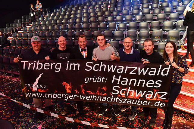 Im Kölner Fernsehstudio wird Hannes Schwarz von seinem Fanclub mit Banner angefeuert. Nach der Show stellt sich der Feuerartist zum Foto ...