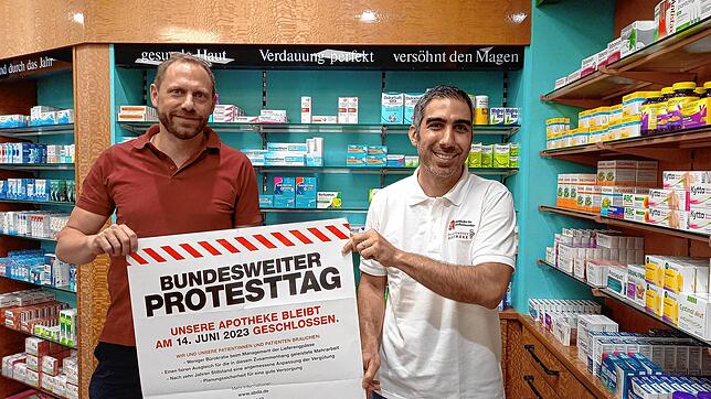 Daniel Hölzle und Murat Baskur, beide Inhaber von Konstanzer Apotheken, zeigen den Aufruf zum Protesttag, dem sich auch die Konstanzer ...