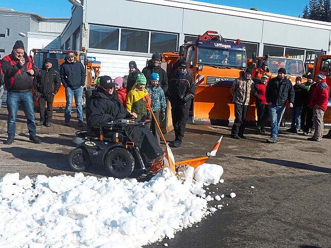 Reges Interesse findet der Schneepflug von Rüdiger Stern aus Niedereschach: Der junge Behinderte demonstrierte mit seinem von Freunden ...
