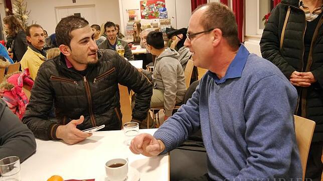 Gernot Fischer (rechts) bespricht im Begegnungscafé im Paul-Gerhardt-Saal mit Katwali Salar die Möglichkeit, in Meßkirch Fußball zu spielen.