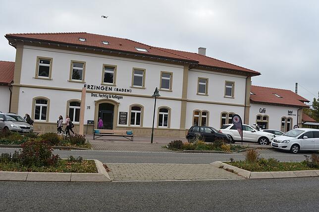 Ein Hotel mit 24-Stunden-Check-in soll im Januar im ehemaligen Bahnhofsgebäude folgen.