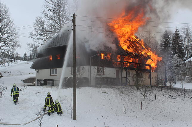Nicht zu retten: Ein Bild von dem Feuer am Samstag. Die Feuerwehrleute kämpfen vergeblich um das Gebäude.