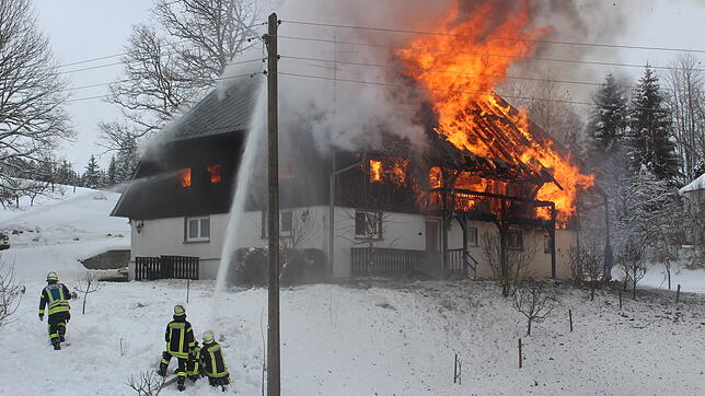 Nicht zu retten: Ein Bild von dem Feuer am Samstag. Die Feuerwehrleute kämpfen vergeblich um das Gebäude.