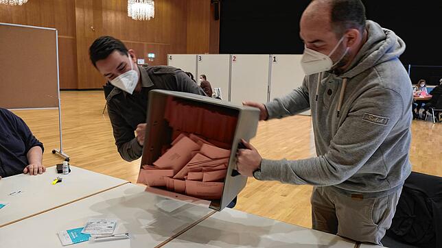 Manuel Elis und Armin Kirsten (von links) beim Öffnen einer der insgesamt vier Briefwahlurnen.