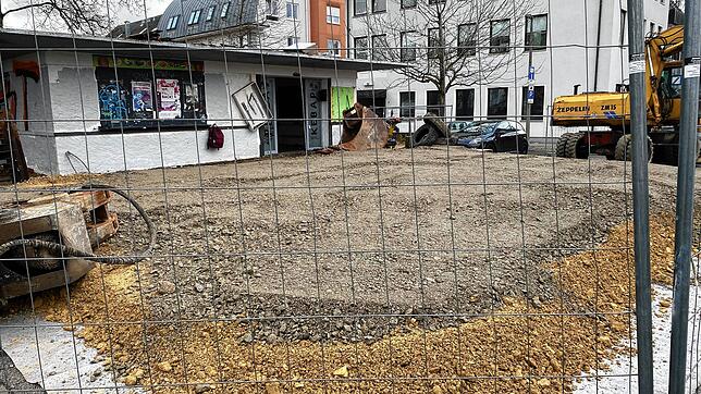 Vor dem Kiosk an der Brigach ist eine Art Kiesbett für den Bagger aufgeschüttet worden.