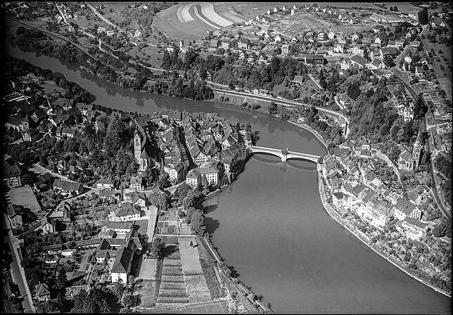 Das Schweizer (links) und das deutsche (rechts) Laufenburg auf einer historischen Luftaufnahme vom 5. September 1949. Nach ihrer ...
