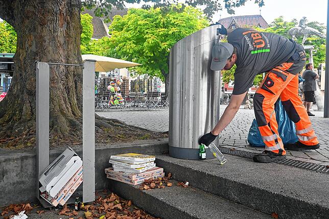 Johannes Kästle sammelt auf, was andere wegschmeißen. Pizzakartons, Flaschen gehören zum üblichen Abfall am Landungsplatz.