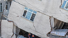 Rettungsteams suchen nach Überlebenden in den Trümmern im osttürkischen Elazig.